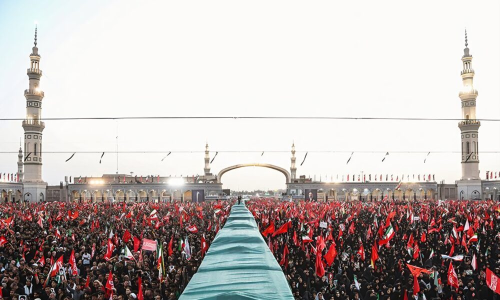 تصاویر وداع تاریخی در قم با پیکر رهبر شهید