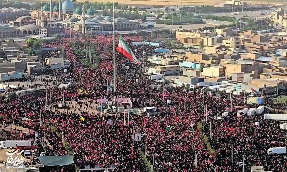 تصاویر وداع تاریخی در قم با پیکر رهبر شهید