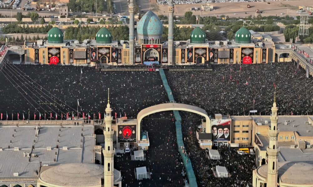 تصاویر وداع تاریخی در قم با پیکر رهبر شهید