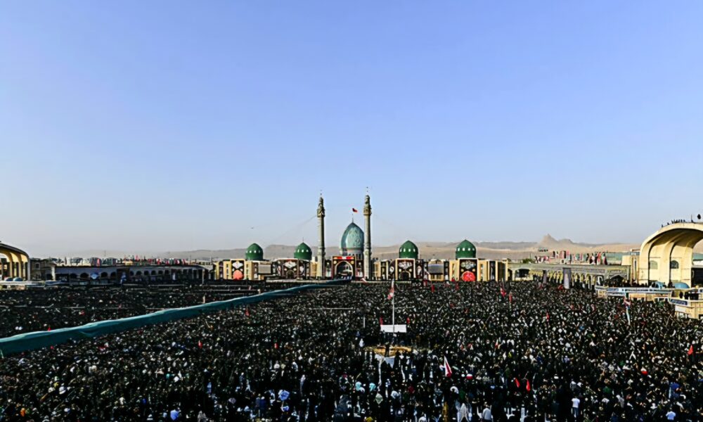 تصاویر وداع تاریخی در قم با پیکر رهبر شهید