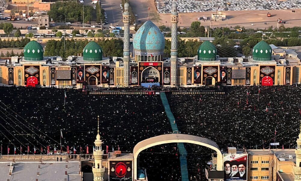 تصاویر وداع تاریخی در قم با پیکر رهبر شهید