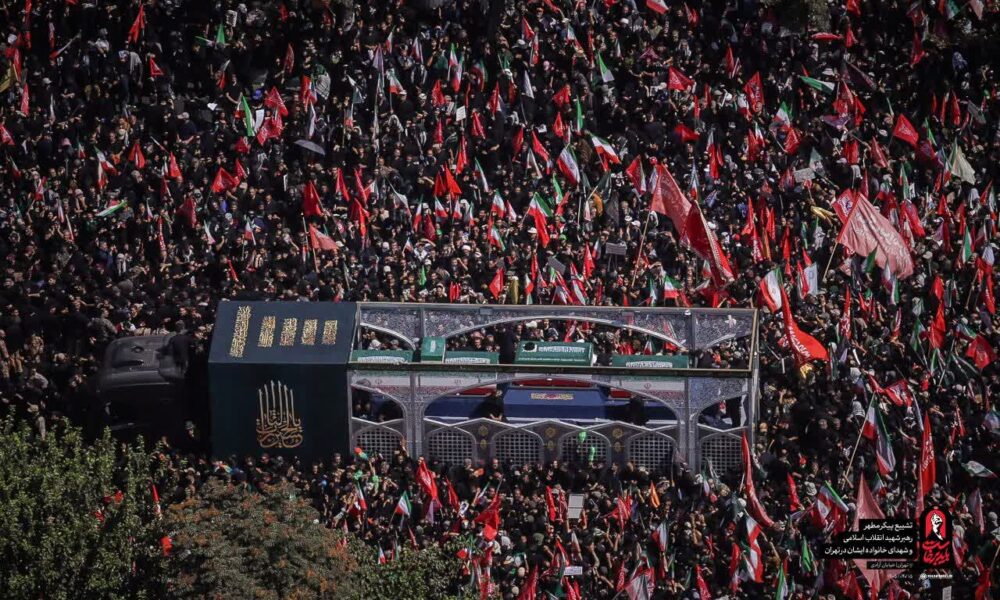 تصاویر هوایی از حضور جمعیت عظیم مردم در تشییع رهبر شهید انقلاب