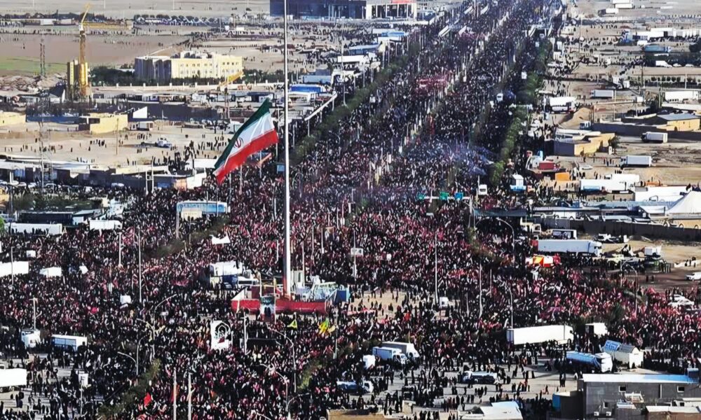 تصاویر وداع تاریخی در قم با پیکر رهبر شهید